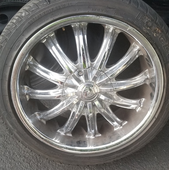 4 like new Tires with rims 17s - Picture 2 of 3